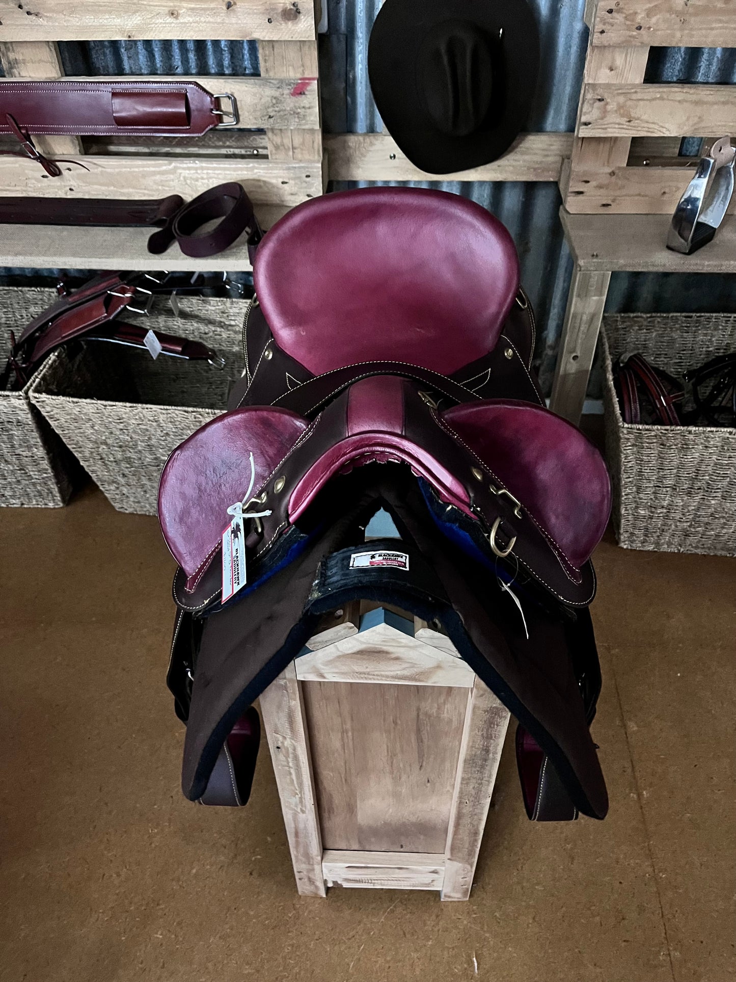 Stock Saddle Swinging Fender -Brown/Burgundy