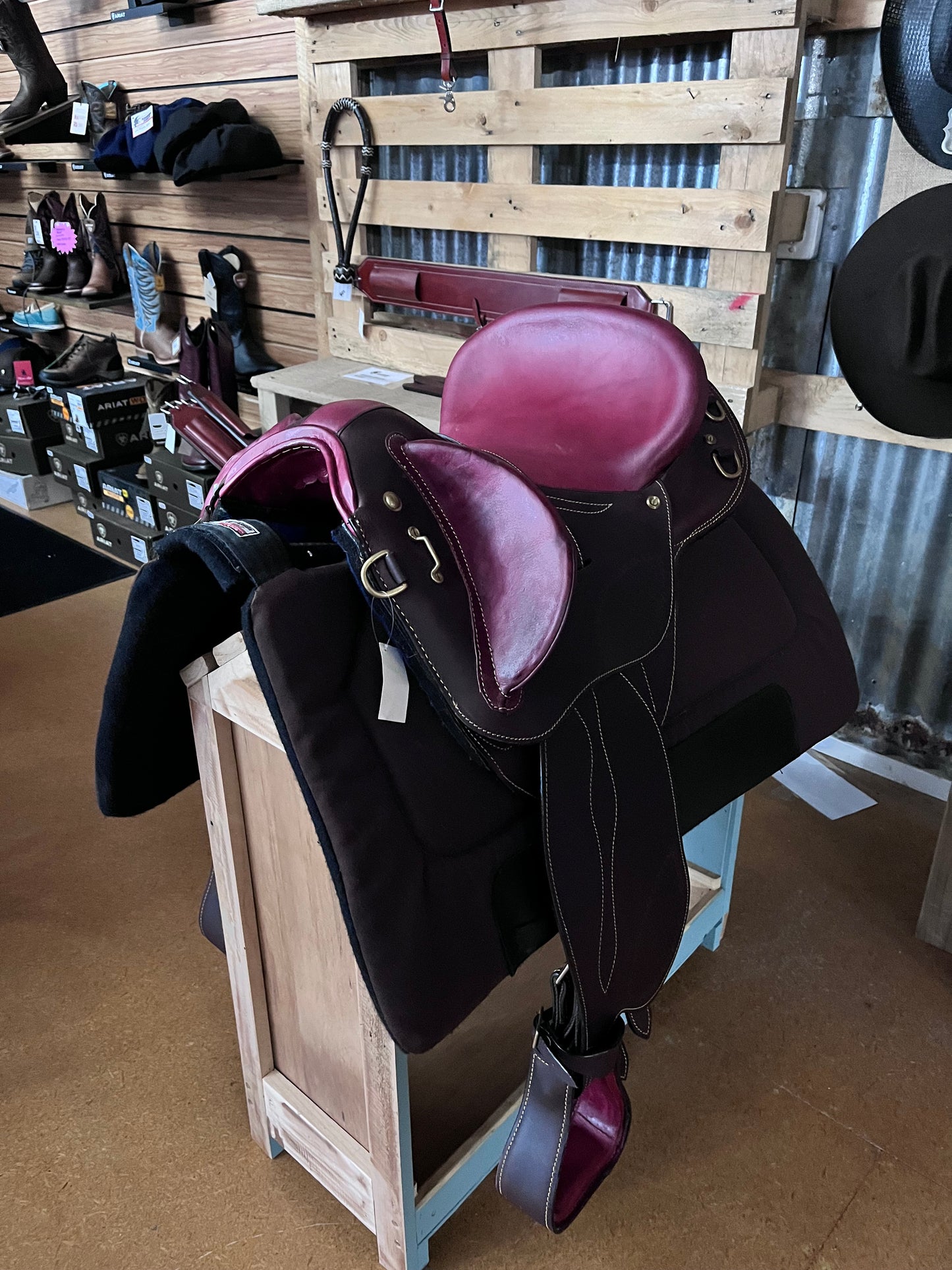 Stock Saddle Swinging Fender -Brown/Burgundy